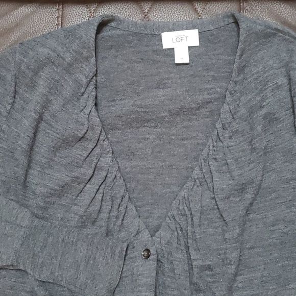 LOFT L/S Grey Gathered V Neck Pearl Button Cardi - Picture 3 of 10